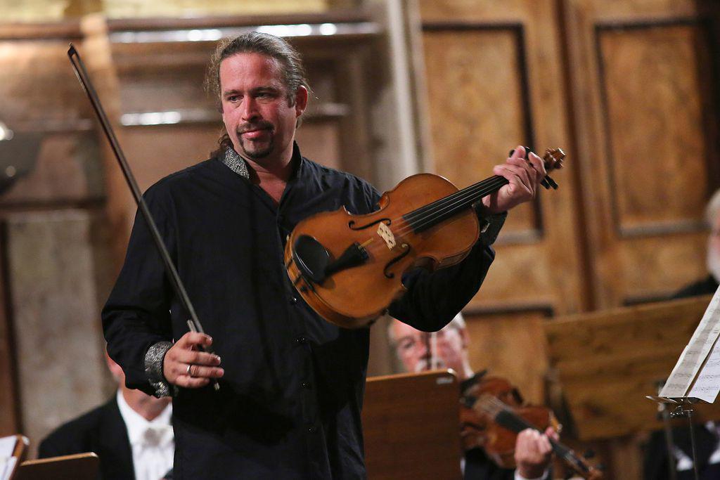 Julian Gillesberger mit Bratsche