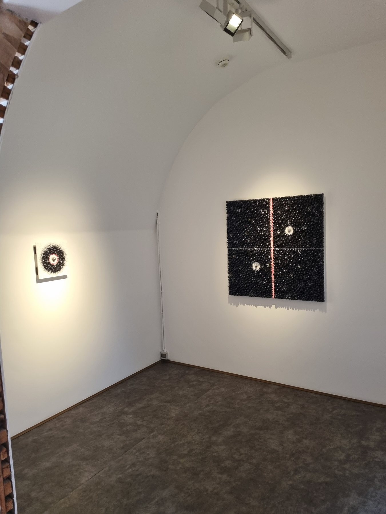 Abstraktes Kunstmotiv in Schwarz und Rot