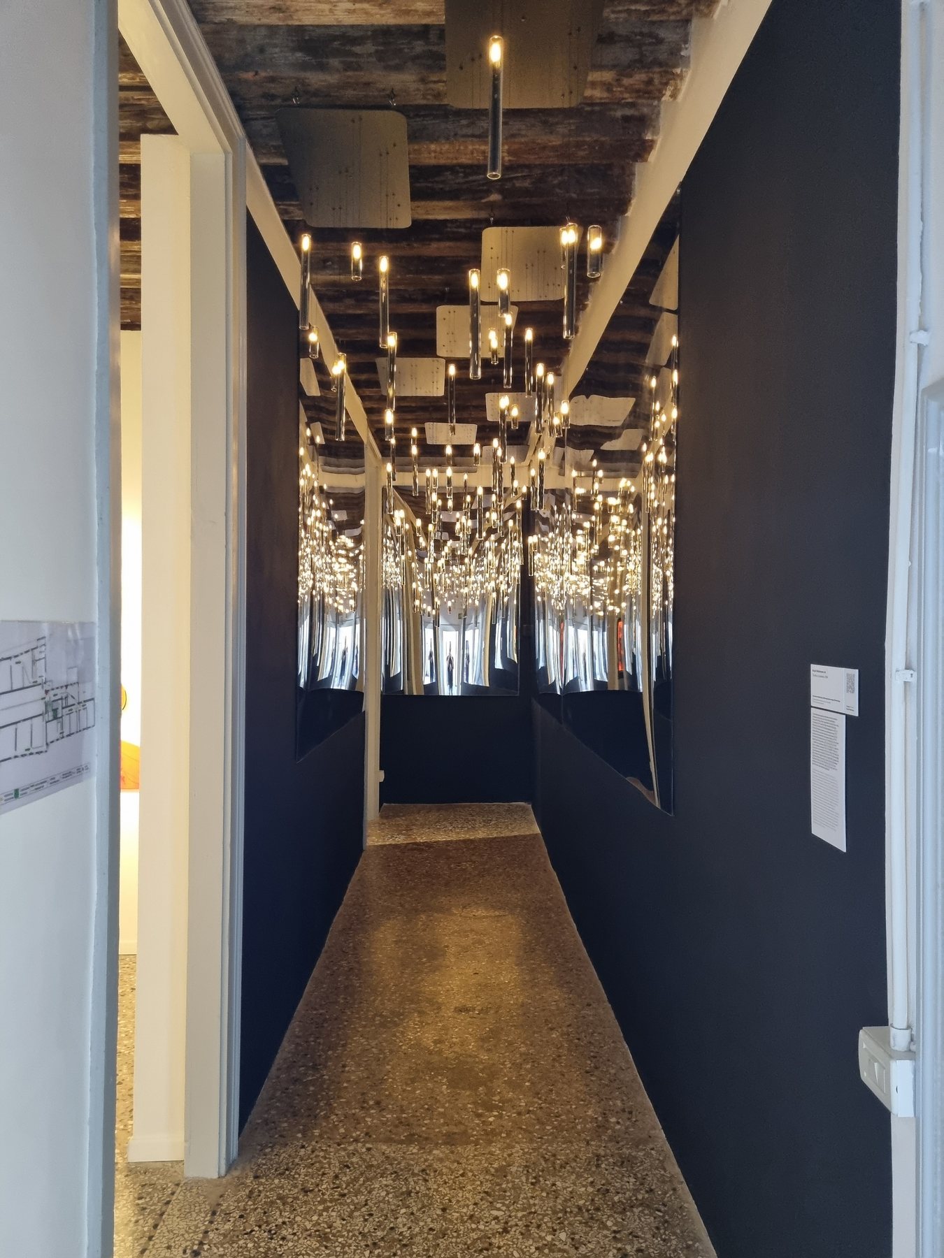 Lichtinstallation in einem dunklen Gang